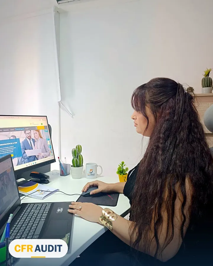 Collaborateur du cabinet d'expertise comptable CFRAUDIT au travail, Tunis