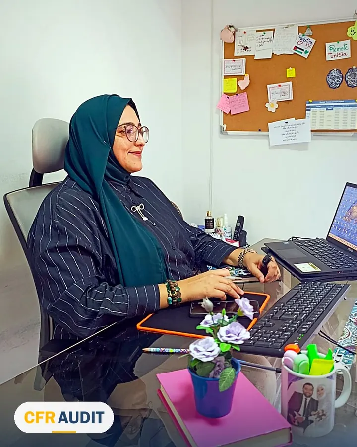 Collaborateur du cabinet d'expertise comptable CFRAUDIT au travail, Tunis