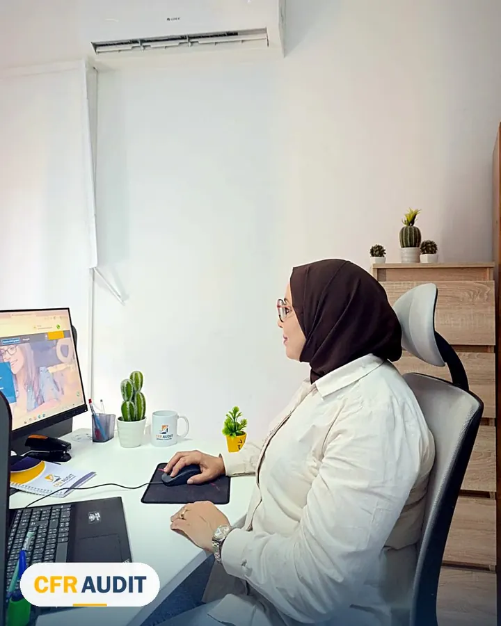 Collaborateur du cabinet d'expertise comptable CFRAUDIT au travail, Tunis