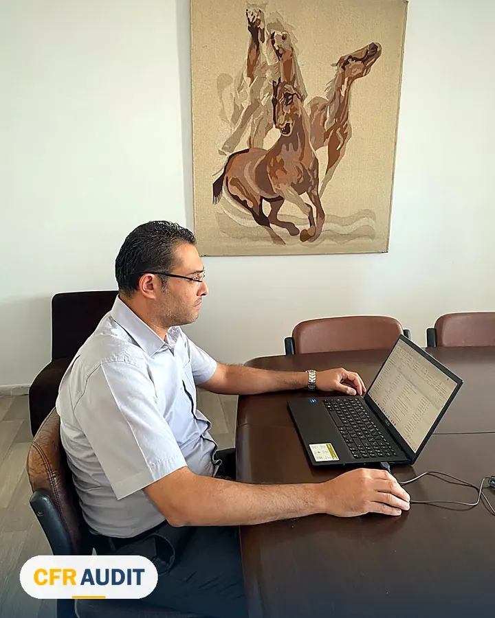 Collaborateur du cabinet d'expertise comptable CFRAUDIT au travail, Tunis