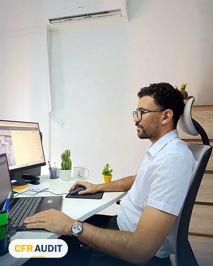 Collaborateur du cabinet d'expertise comptable CFRAUDIT au travail, Tunis